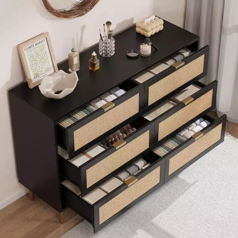 Comodino a 6 cassetti con pannelli in rattan e gambe dorate, colore bianco/nero/legno, singolo