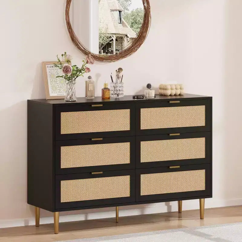 Comodino a 6 cassetti con pannelli in rattan e gambe dorate, colore bianco/nero/legno, singolo