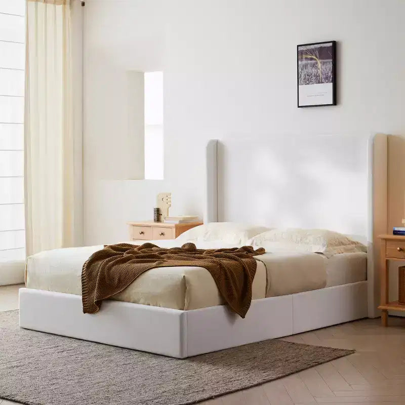 Letto a piattaforma imbottito in microsuede di cocco con testiera ad ali laterali, King, 1 persona
