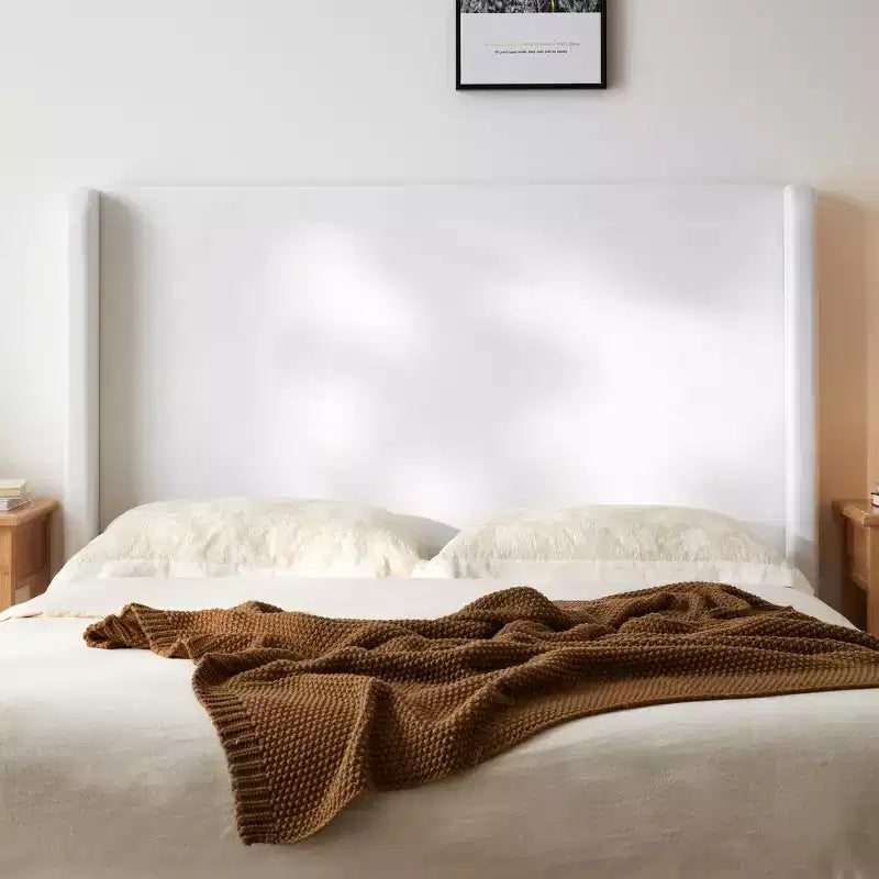 Letto a piattaforma imbottito in microsuede di cocco con testiera ad ali laterali, King, 1 persona